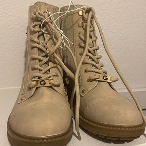 Combat boots in khaki